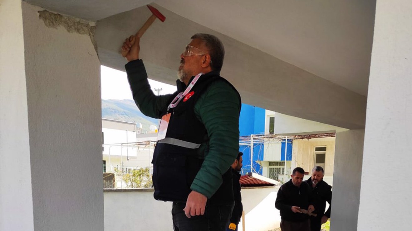 Selçuk Üniversitesi personeli, Osmaniye’de hasar tespit çalışması yapıyor